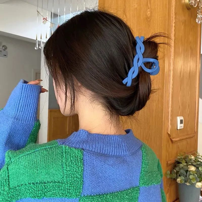Choose the right hair accessory, double the fashion