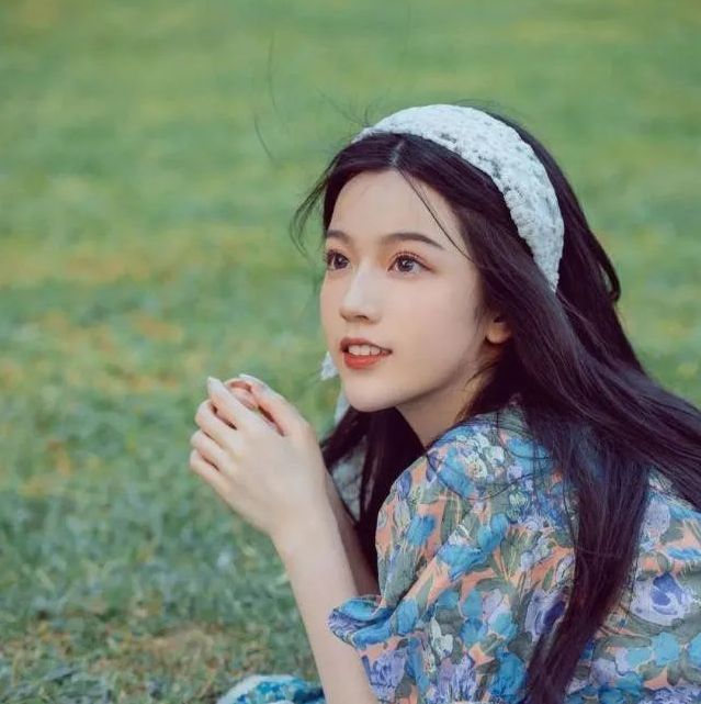 Pretty hair accessories make autumn hairstyles more beautiful and attractive, instantly turning you into a fashionista